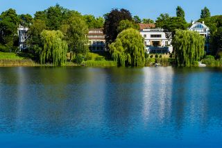 Foto: Immobilien entlang eines Flusses